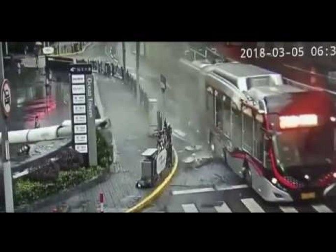 Güclü külək binanın sütununu avtobusun üzərinə aşırdı - VİDEO - VİDEO