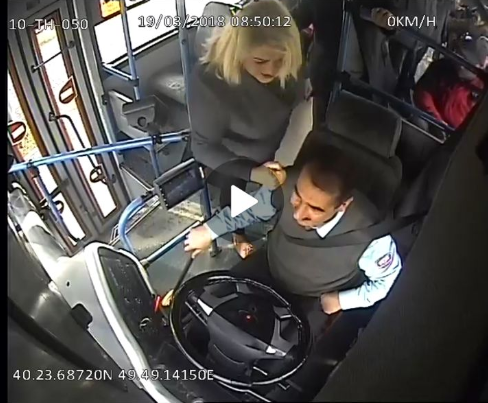 Qadın sərnişin avtobusda sürücünü YUMRUQLADI - VİDEO