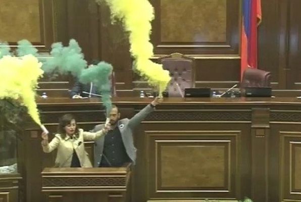 Ermənistan parlamentində qeyri-adi aksiya - - VİDEO