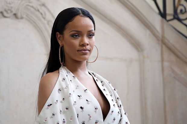 Rihanna atasını məhkəməyə verdi