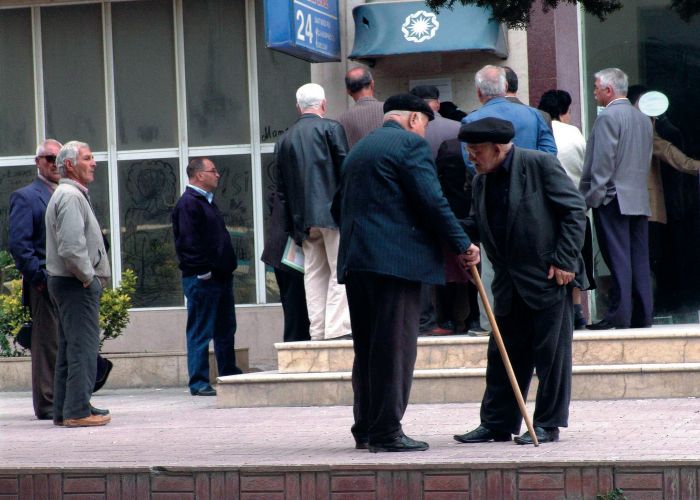 Nazir müavinindən pensiyaçılara ŞAD XƏBƏR