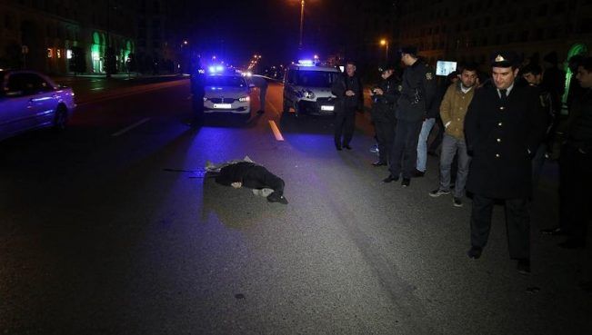 Bakıda DƏHŞƏTLİ QƏZA - Piyadanı iki maşın vuraraq öldürdü