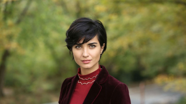 Tuba Büyüküstün hamının gözü qarşısında sevgilisiylə öpüşdü