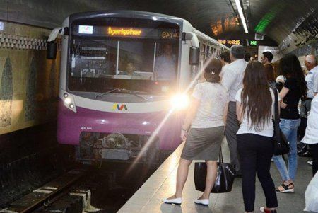 Bakı metrosunda qorxunc hadisə - Qadın relslərin üstünə yıxıldı