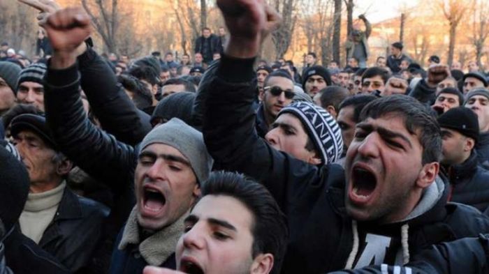 Etirazçılar Sarkisyanın qərargahına doğru irəliləyir - İrəvanda ÇAXNAŞMA