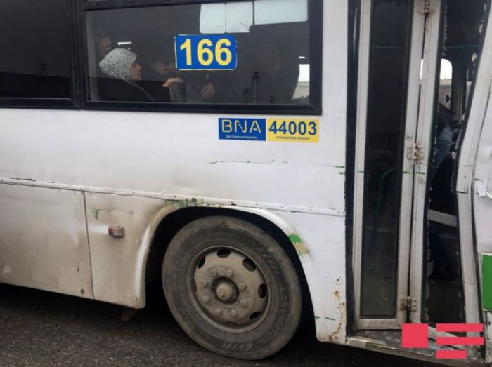 Bakıda dəhşətli qəza: Sərnişin avtobusu avtomobilə çırpıldı