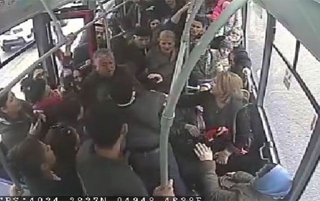 Avtobusda gənc oğlan qadınları döydü - - VİDEO